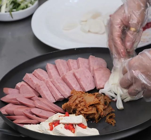 韩国最有名气的火锅做法简单吃着还香难怪会成为网红美食(图3)