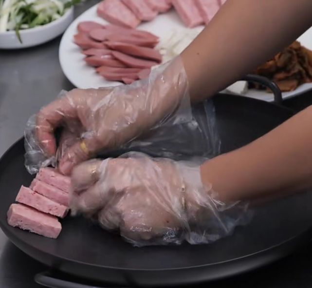 韩国最有名气的火锅做法简单吃着还香难怪会成为网红美食(图2)