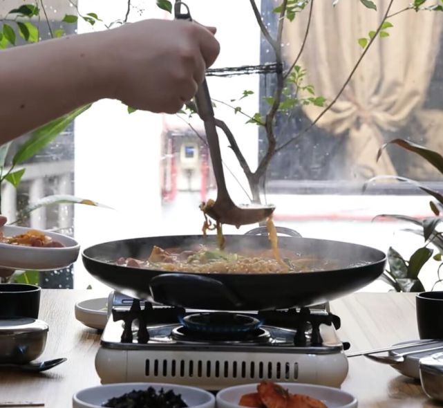 韩国最有名气的火锅做法简单吃着还香难怪会成为网红美食(图5)