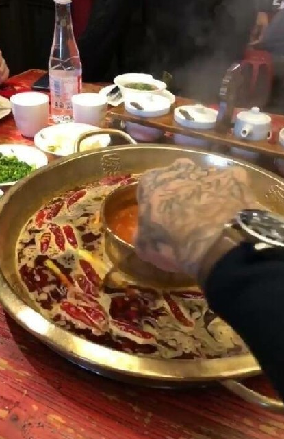 小贝爱火锅不惊讶斯嘉丽也是中国美食的粉丝！(图1)