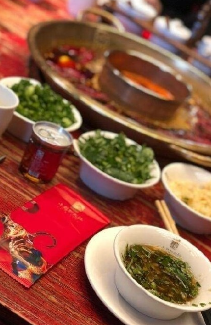 小贝爱火锅不惊讶斯嘉丽也是中国美食的粉丝！(图2)