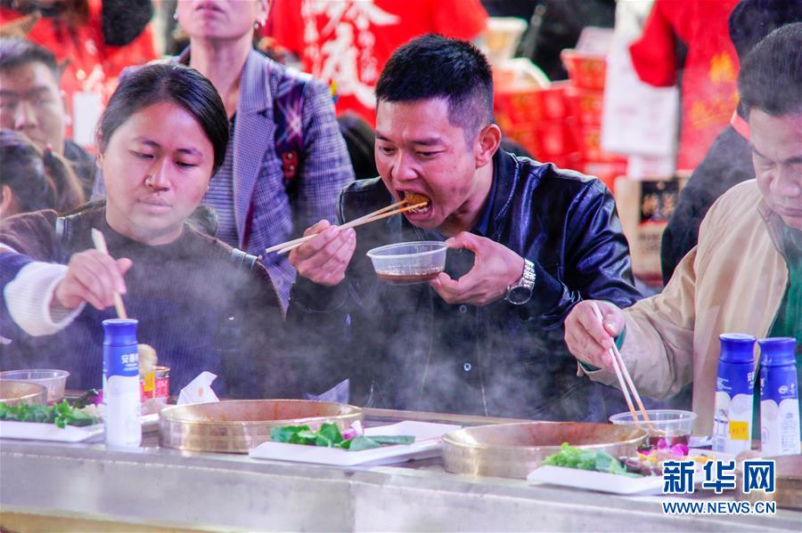 中国（重庆）火锅美食文化节开幕 万人齐品麻辣味道(图1)