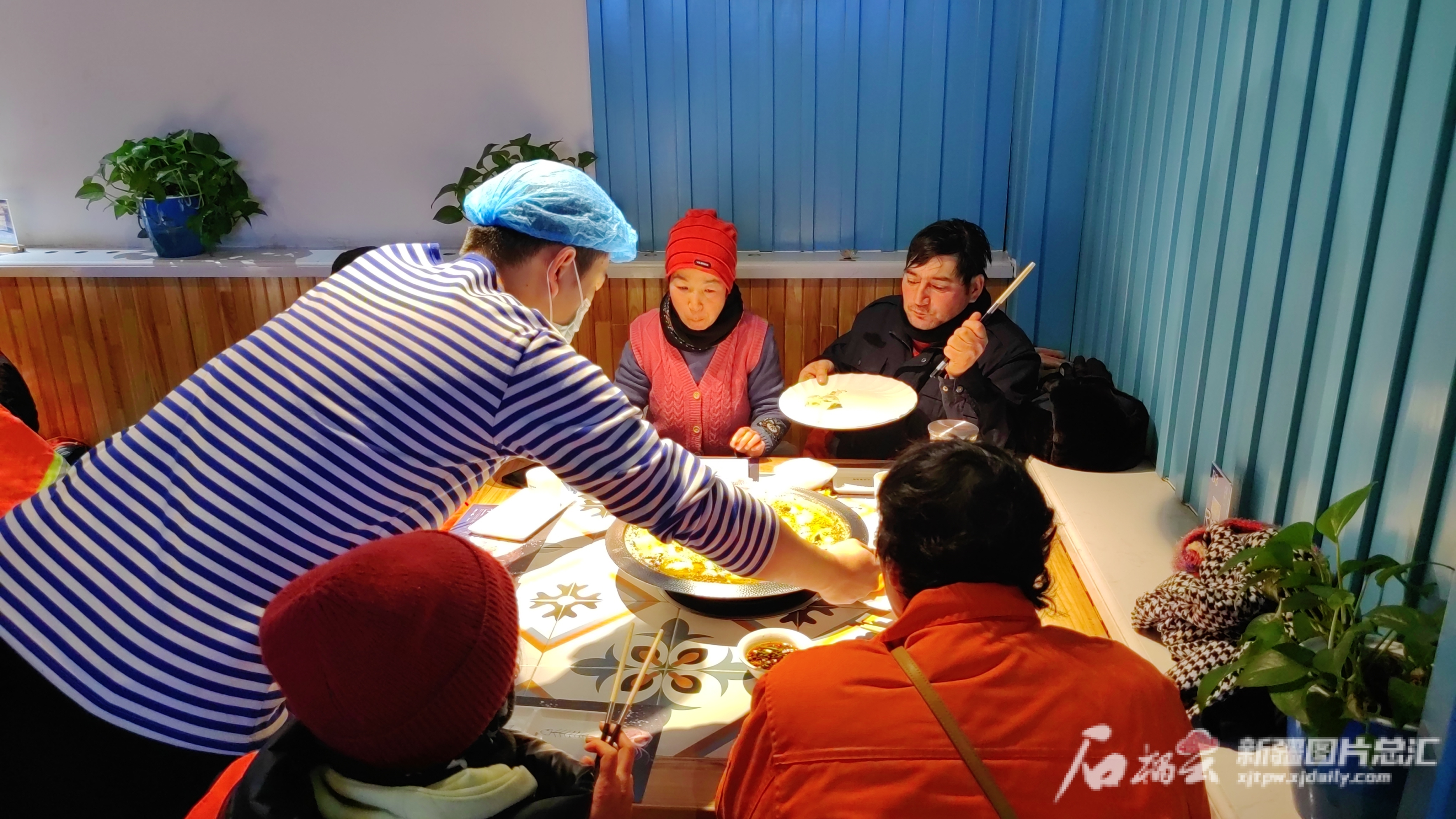 寒潮来袭 暖心行动丨有鱼有饺子 大河宴餐饮提前请30位环卫工人过冬至(图1)