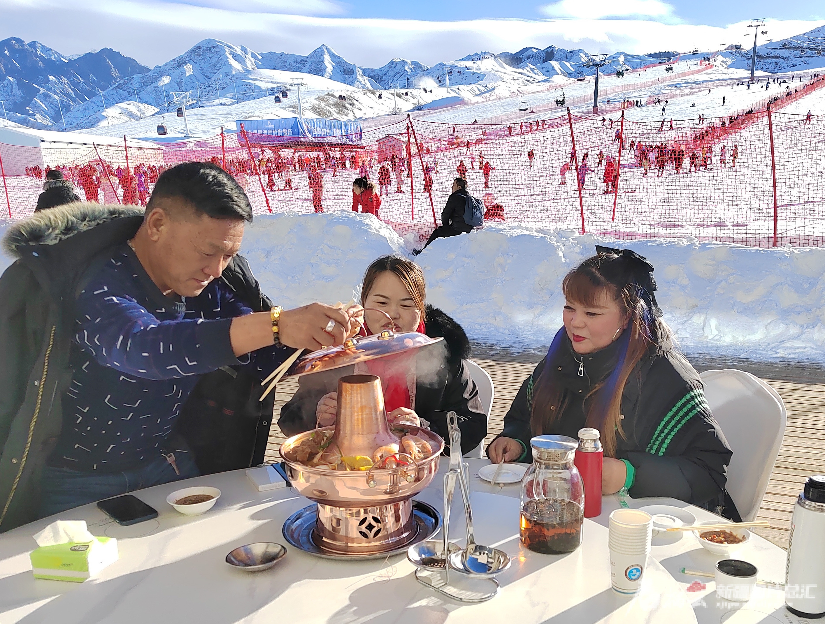 追着雪花看新疆丨走！去滑雪场滑雪(图2)