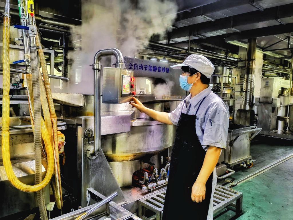 高质量发展调研行丨一袋底料炒出火锅大产业——重庆綦江打造特色火锅全产业链观察(图1)