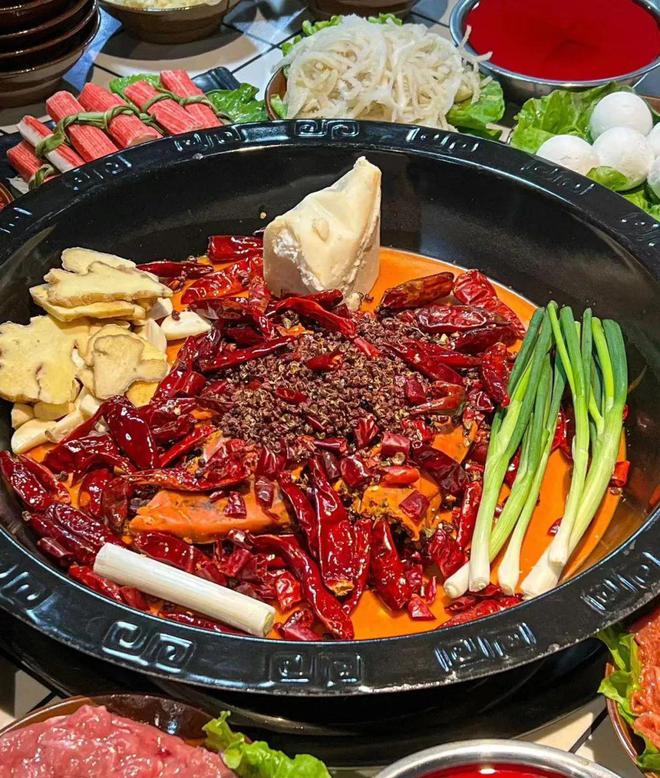从锅底到食材都在卷“正宗”？火锅行业真的把地域特色玩出花了(图9)
