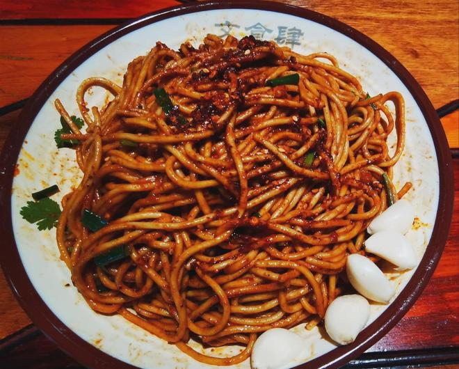 探寻保定美食：品味鸡里蹦、文食肆热干面与涮羊肉的绝妙风味(图3)