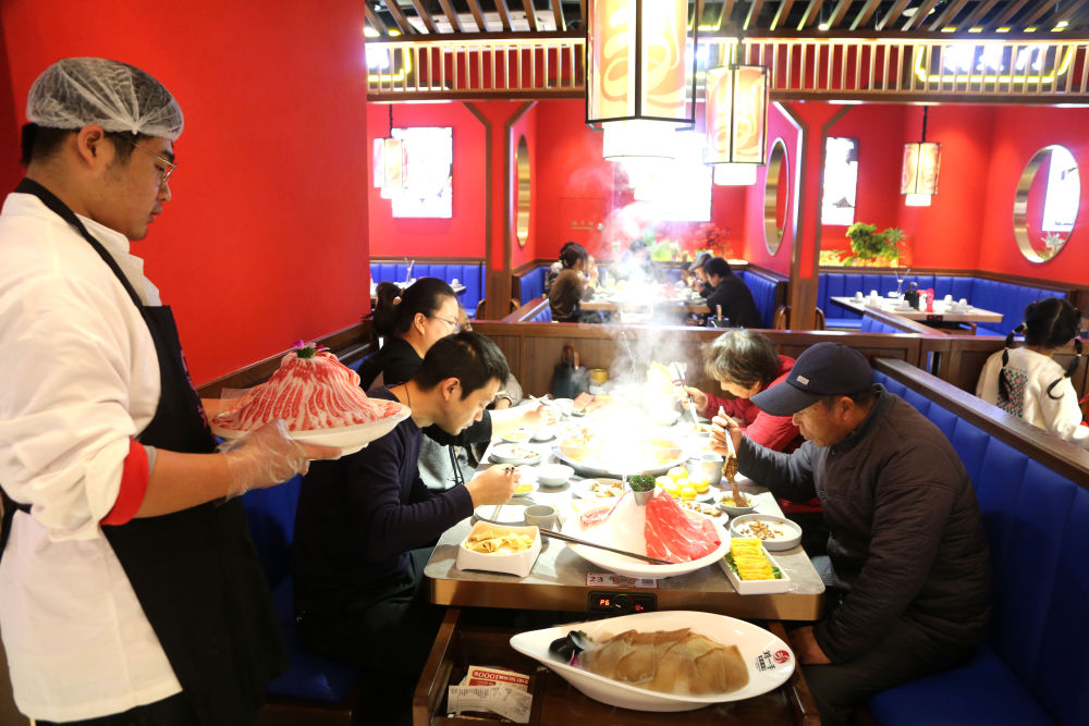 餐饮收入超5万亿元！美食撬动消费新活力(图1)