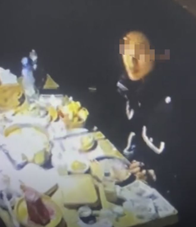 山东女子火锅店“疯狂性”行为曝光引全网怒骂:真恶心!(图1) 山东女子火锅店“疯狂性”行为曝光引全网怒骂:真恶心!(图1)