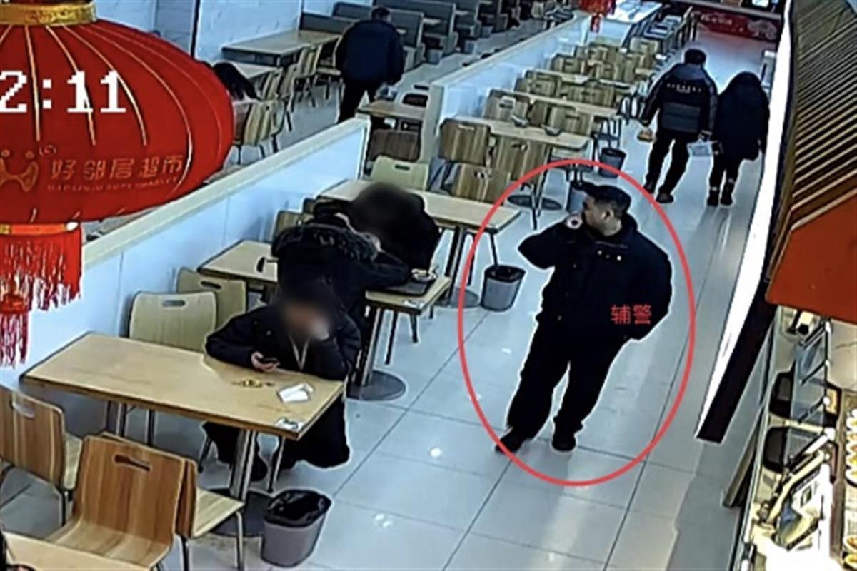 超市偶遇逃犯吃火锅 辅警一眼认出后呼叫队友合力将其抓获(图1)