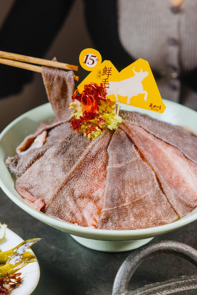 谁敢信！在「重庆火锅」店看歌手live叹围炉煮茶还野菜任涮(图1)