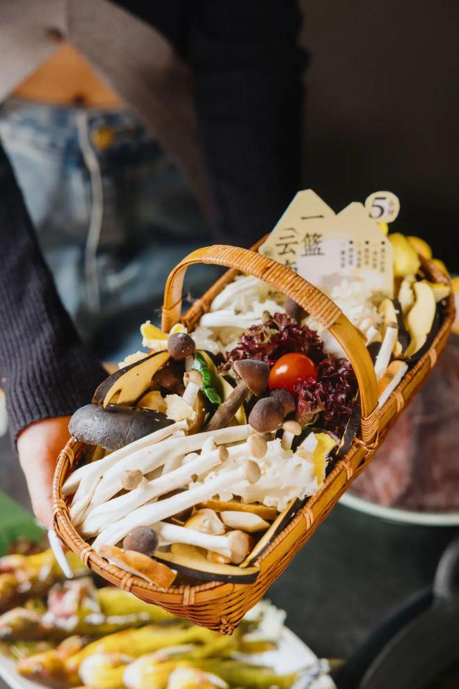 谁敢信！在「重庆火锅」店看歌手live叹围炉煮茶还野菜任涮(图4)