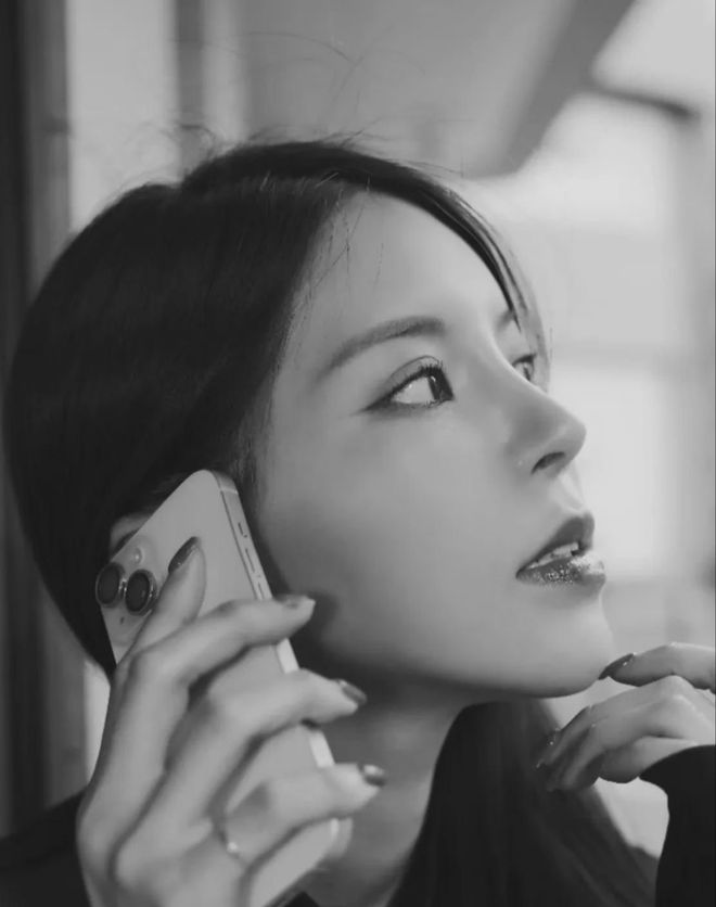 到底哪个香？王大陆与女友边吃火锅边亲吻！(图2)