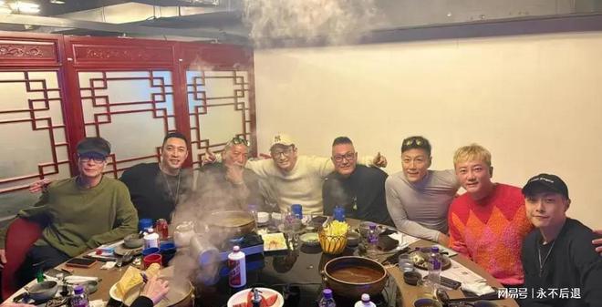 港星兄弟团吃火锅喝茅台！63岁男星暴瘦现身张耀扬一脸凶狠霸气(图4)