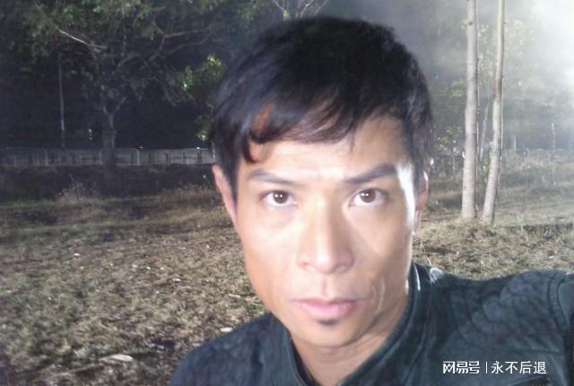 港星兄弟团吃火锅喝茅台！63岁男星暴瘦现身张耀扬一脸凶狠霸气(图15)