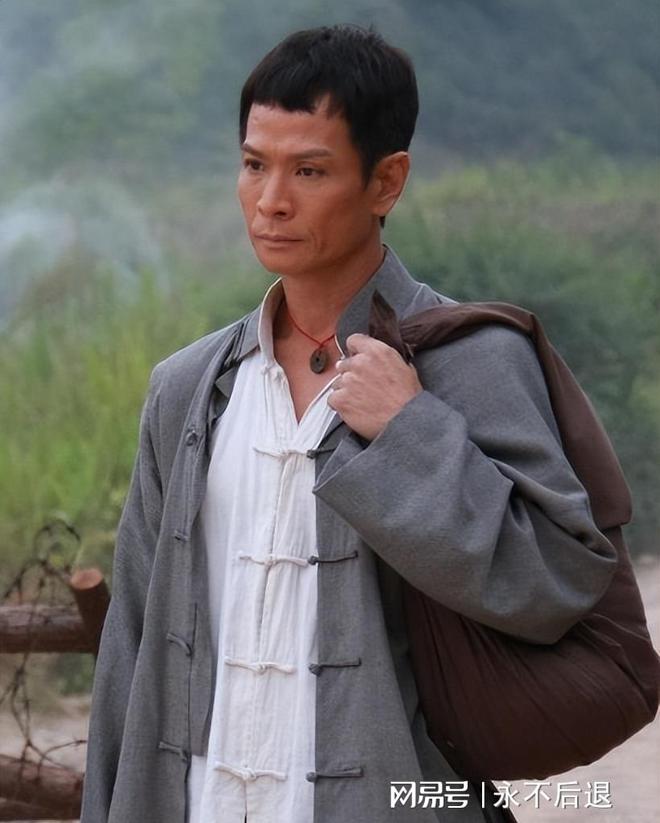 港星兄弟团吃火锅喝茅台！63岁男星暴瘦现身张耀扬一脸凶狠霸气(图17)