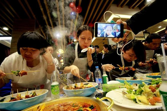 顾客在吃牛蛙火锅时宣称少一只牛蛙为自证清白老板的做法绝了(图5) 顾客在吃牛蛙火锅时宣称少一只牛蛙为自证清白老板的做法绝了(图5)