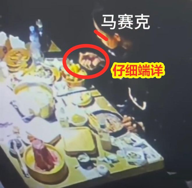 女子偷偷拔毛丢进火锅索赔3倍老板调监控曝光:看完后把锅扔了(图2) 女子偷偷拔毛丢进火锅索赔3倍老板调监控曝光:看完后把锅扔了(图2)