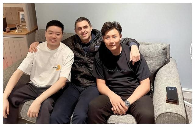 斯诺克赛场惊艳！丁俊晖连续受挫与奥沙利文共品火锅(图1)