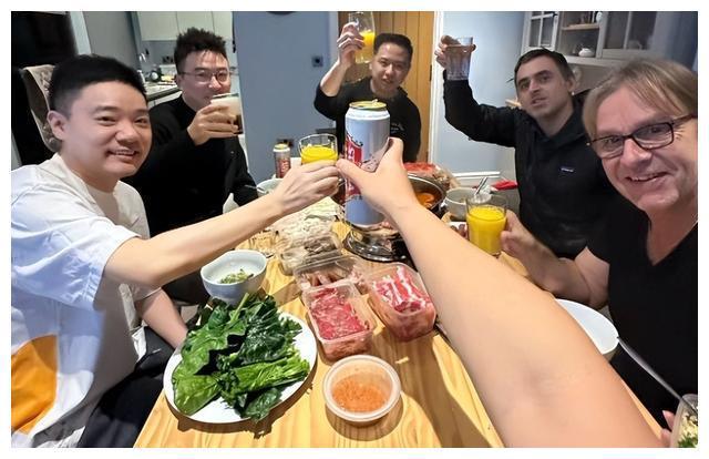 斯诺克赛场惊艳！丁俊晖连续受挫与奥沙利文共品火锅(图2)