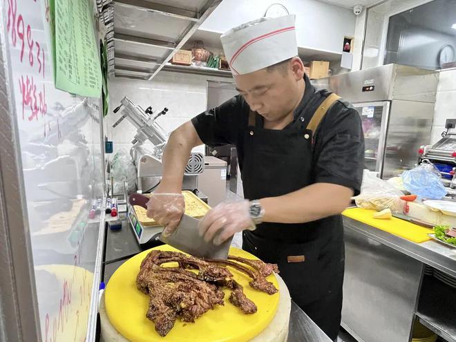 新春走基层丨成就万家“团圆饭” 他们让这个春节年味“食”足！(图3)