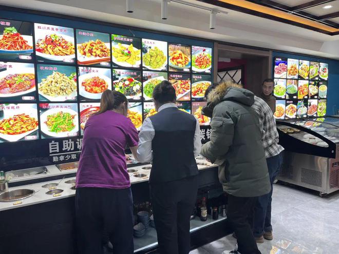 新春走基层丨成就万家“团圆饭” 他们让这个春节年味“食”足！(图1)