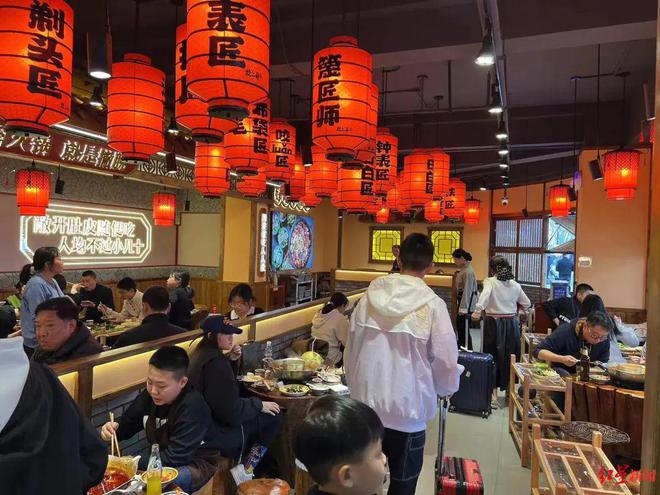 超火爆！“吃个火锅排了5小时前面还有90多桌！”(图1)