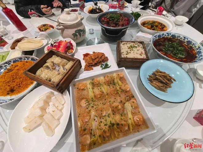 超火爆！“吃个火锅排了5小时前面还有90多桌！”(图2)