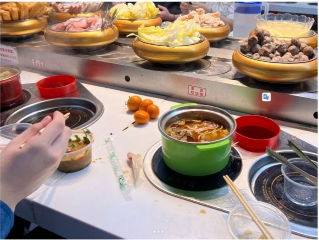 香港网民食深圳东门¥29网红自助火锅齐喊受骗：像在厕所吃饭(图1)