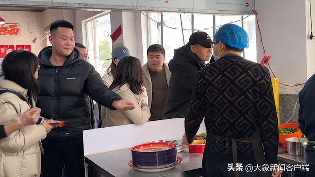 郑州一火锅店“爆改”成天水麻辣烫店：日接待千余名顾客(图3)