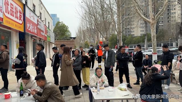 郑州一火锅店“爆改”成天水麻辣烫店：日接待千余名顾客(图2)