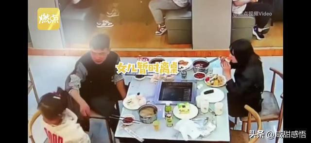 太可怕！一家3口正在吃饭女子突然端起滚烫的火锅泼向丈夫(图2)
