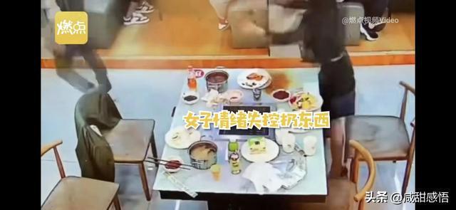 太可怕！一家3口正在吃饭女子突然端起滚烫的火锅泼向丈夫(图4)
