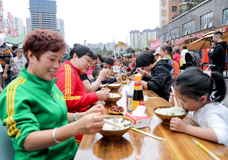 黔西市百味“嗦粉街”正式开街(图3) 黔西市百味“嗦粉街”正式开街(图3)