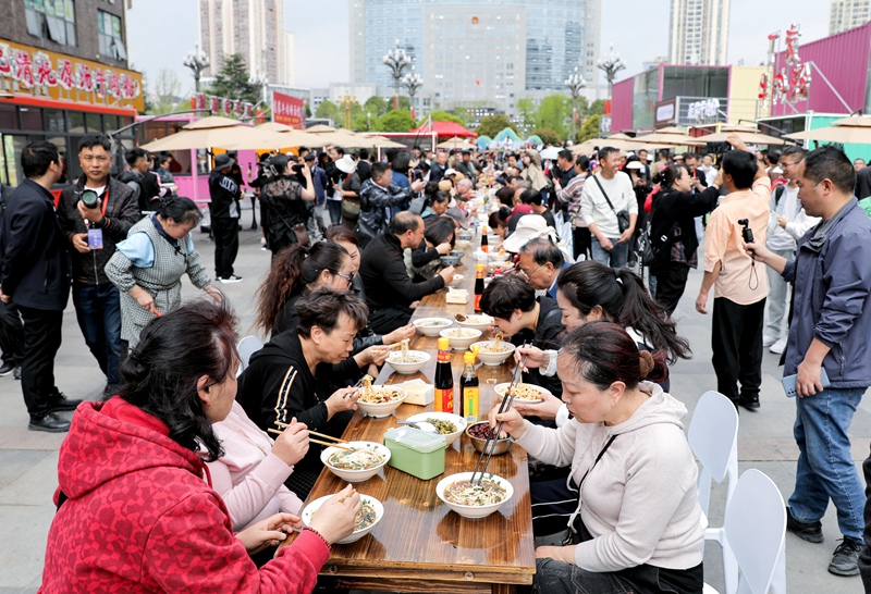 黔西市百味“嗦粉街”正式开街(图1) 黔西市百味“嗦粉街”正式开街(图1)