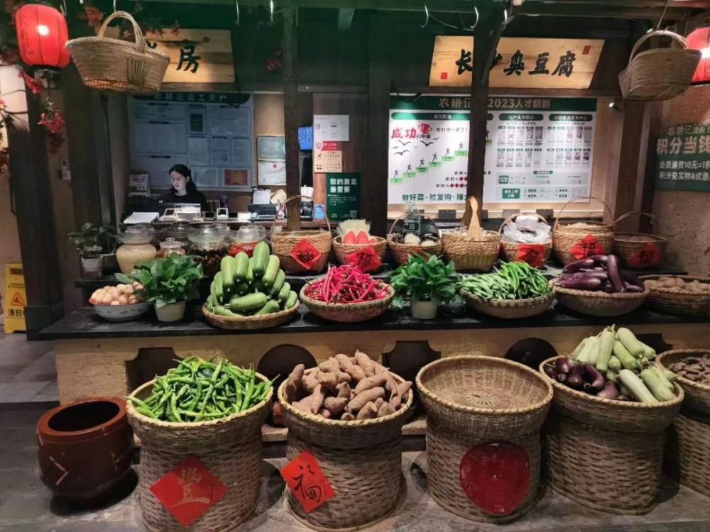 越土越火！现在的餐厅越来越像菜市场……(图2)