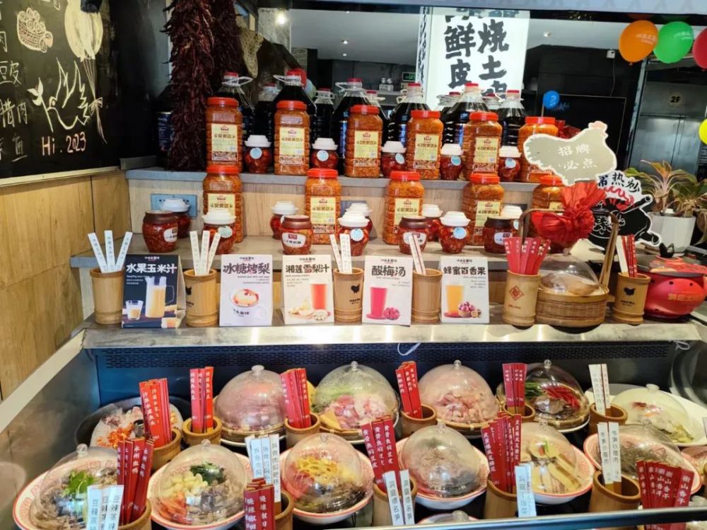 越土越火！现在的餐厅越来越像菜市场……(图5)