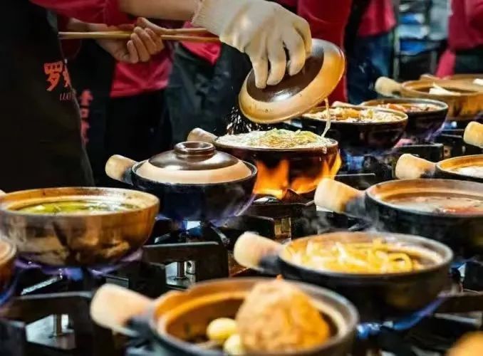 越土越火！现在的餐厅越来越像菜市场……(图8)