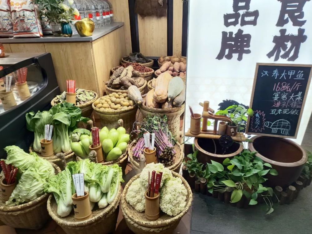 越土越火！现在的餐厅越来越像菜市场……(图6)