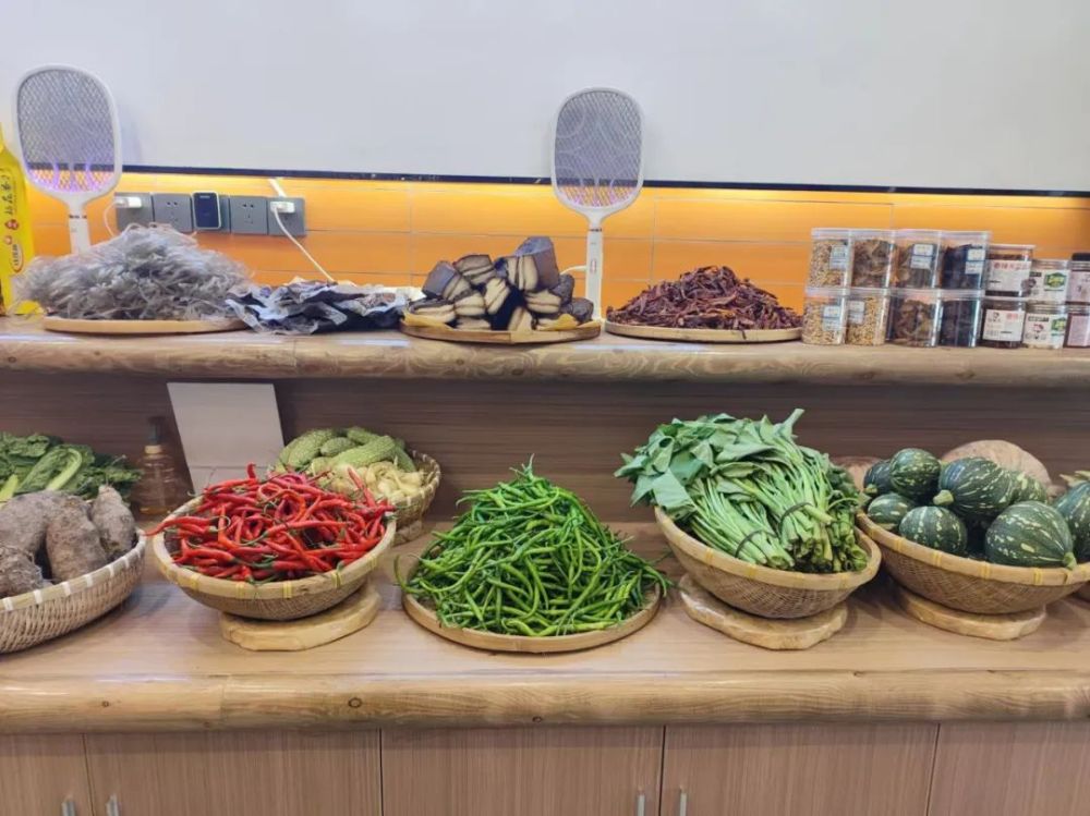 越土越火！现在的餐厅越来越像菜市场……(图11)
