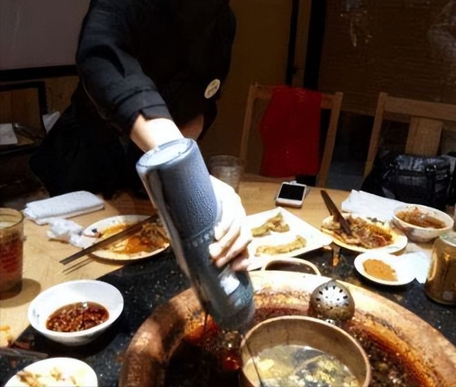吃火锅时服务员问“要不要加汤”其实在暗示你不懂就尴尬了(图7)