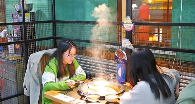 吃火锅时服务员问“要不要加汤”其实在暗示你不懂就尴尬了(图8)