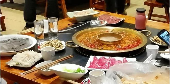 吃火锅时服务员问“要不要加汤”其实在暗示你不懂就尴尬了(图6)