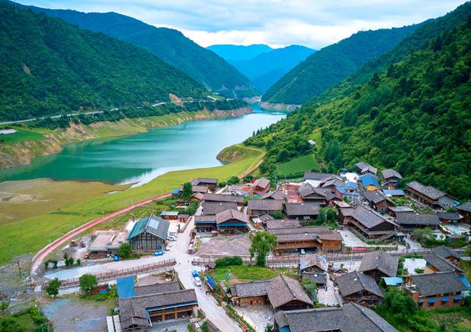 夏游绵阳·清凉暑日 ‖ “夏”一站去平武这个深山里的“阿勒泰”火了！18℃的避暑天堂很清凉(图1)