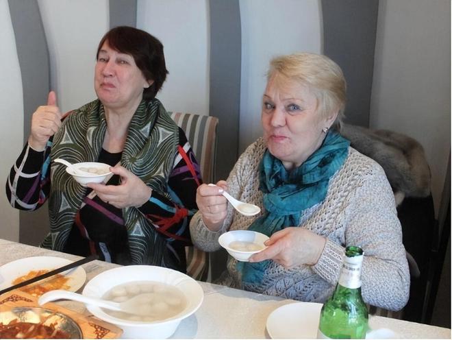 大批美国游客涌入我国吃美食喝茅台回国后为啥集体“破防”？(图3)