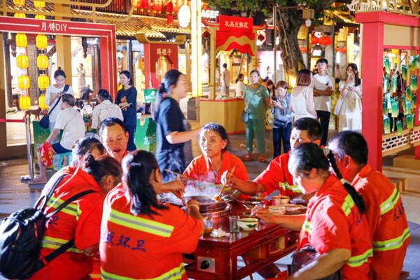 巡游祈福 共话团圆 重庆磁器口中秋“火锅宴”滚烫开宴(图2) 巡游祈福 共话团圆 重庆磁器口中秋“火锅宴”滚烫开宴(图2)