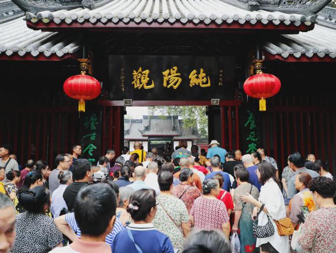 明天这里60岁以上老人半价(图1)