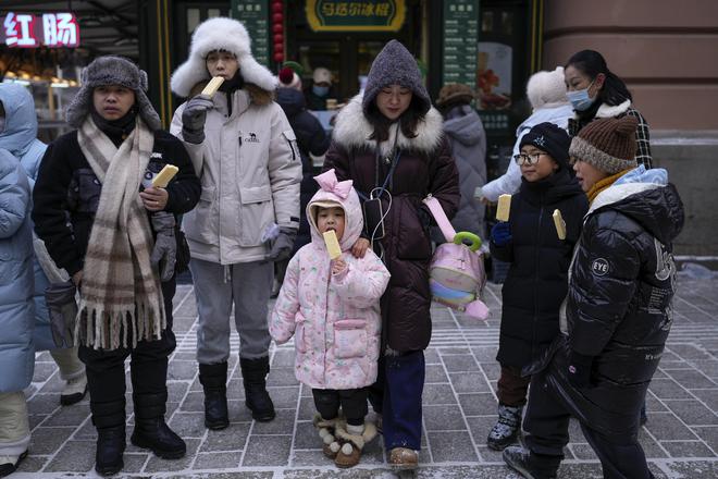 棉衣、火锅和冰棍——美媒记者用三个词概括哈尔滨冰雪节特色(图1)