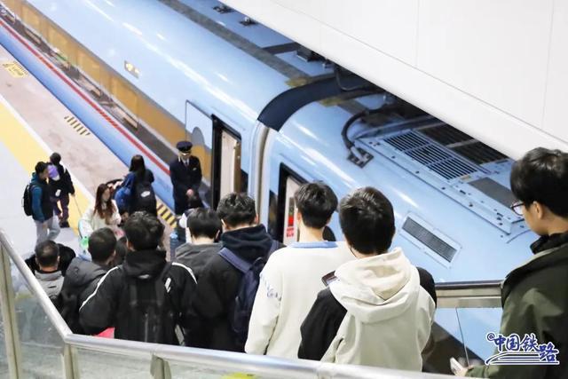 这座新建高铁站今年春运超火爆！(图4)
