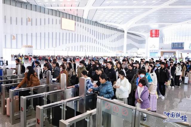 这座新建高铁站今年春运超火爆！(图3)